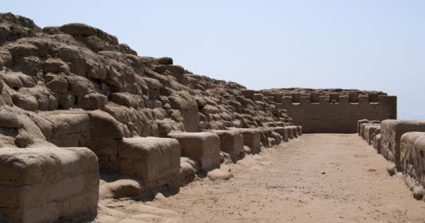 Пирамида, два реда камъни и залязващото слънце в деня на