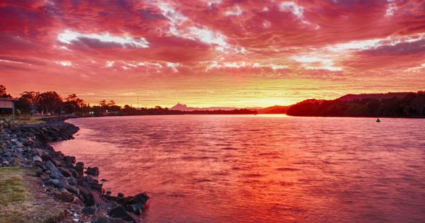 Властите са образували разследване след като реката Далдикан стана ярко