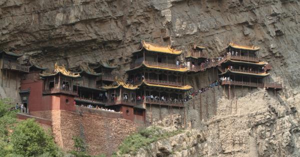 Построен в скала в китайската провинция Шанси, висящият манастир е