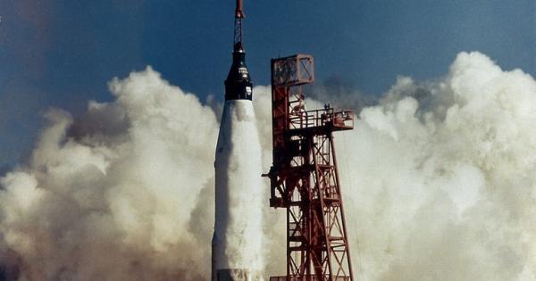 На 5 май 1961 г ракетата носител Редстоун 3 извежда космическия