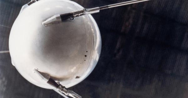 Спутник 1 първият изкуствен спътник изстрелян около Земята – е