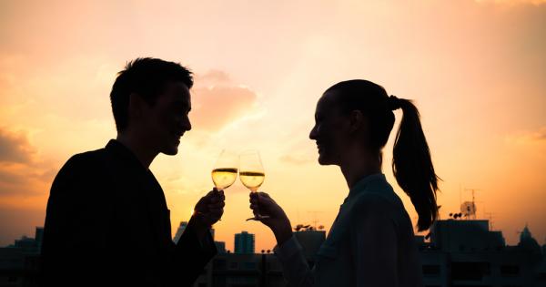 Мозъчна връзка между емоционалното общуване и привличането между хората предполага