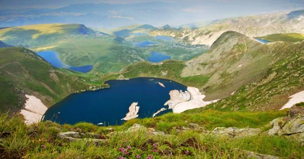 Коалицията от неправителствени организации и граждански групи За да остане