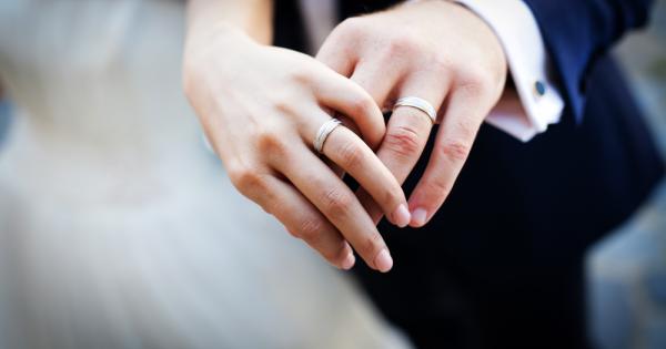 На много места по света безименният пръст се нарича пръст