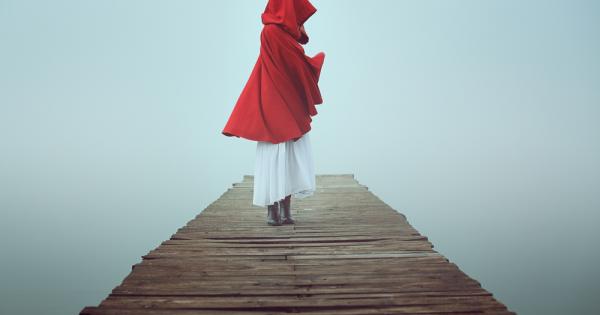 В някои стари версии на приказката Вълкът и Червената шапчица