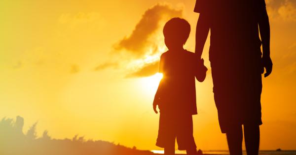 Слушай синко казвам това докато ти спиш едната ти ръчичка