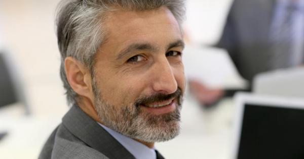 Повечето от нас откриват първите си сиви косми когато станат