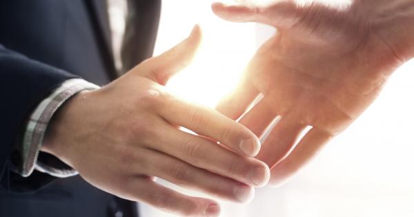 Хората които се поздравяват с ръкостискане има много по голяма вероятност