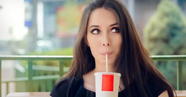 Многобройни проучвания показват отрицателните последици които пиенето на газирани напитки