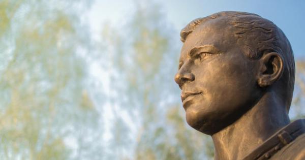 На 12 април 1961 година един човек преодолява границата между