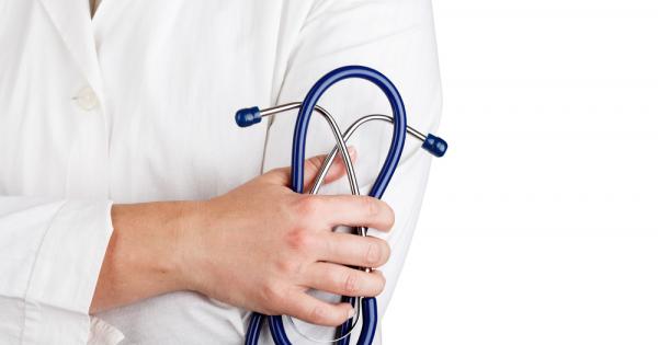 Шест часа вечерта В кабинета на хирурга влиза окървавен човек