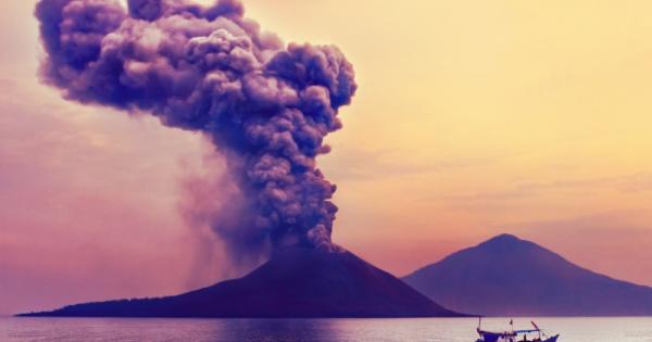 Вулканът Кракатау разположен в днешна Индонезия между островите Ява и