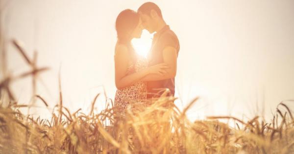 Смяташе се че хората затварят очи когато се целуват тъй