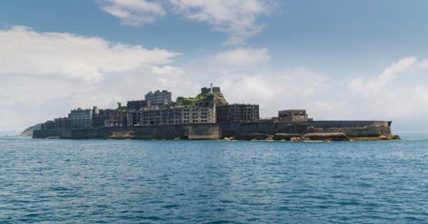 Истинското име на острова е Хашима но е по известен с