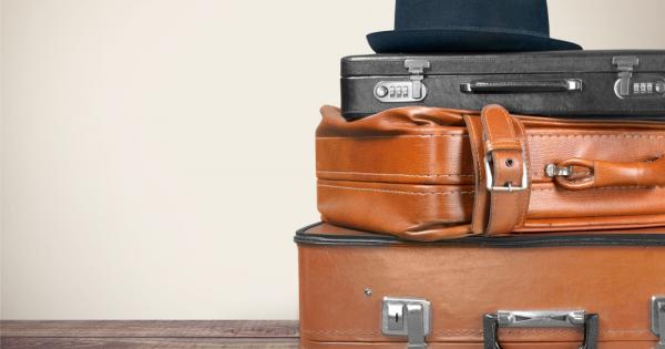 Директорът на компания съобщава на секретарката си Този уикенд заминаваме