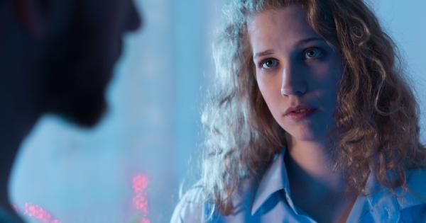 Из нейния дневник Днес забелязах че съпругът ми се дължи странно