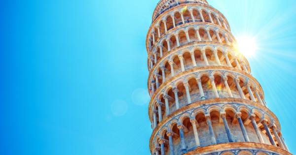 Кулата в Пиза постепенно се изправя не поради странен