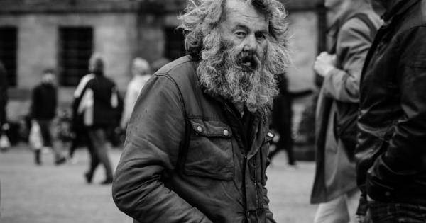 Веднъж докато прекопавал малката си нивица един беден селянин забелязал