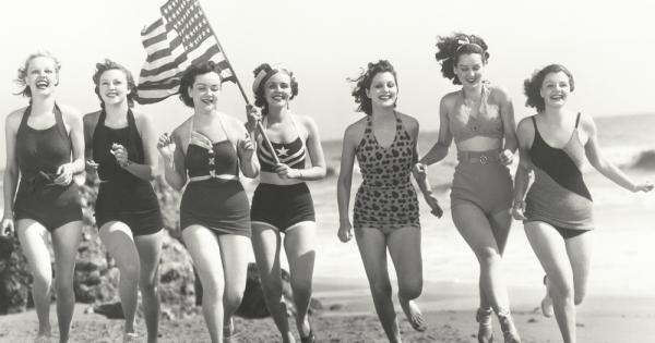 През 1920 година френската модна дизайнерка Коко Шанел въвежда модата