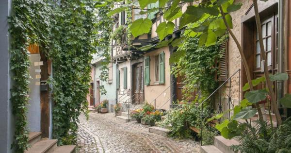 Един човек се разхождал по уличките на провинциален град Разполагал