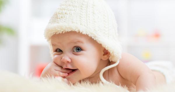 Учени показаха че бебетата запомнят езика който чуват по времето