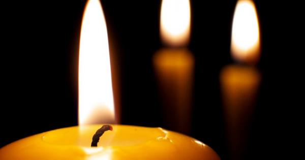 Четири свещи горели бавно в една стая Светлината им била