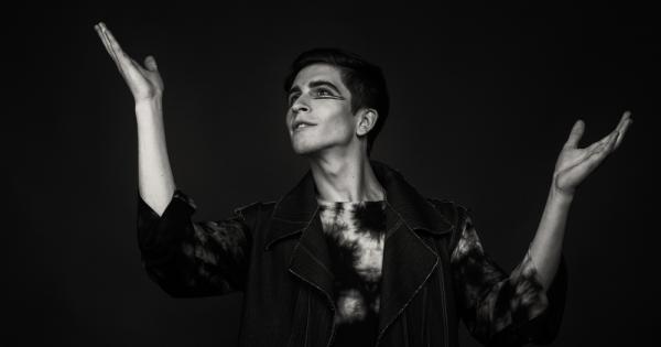 Лицемерието е изкуство което може да бъде сурова необходимост не само на сцената