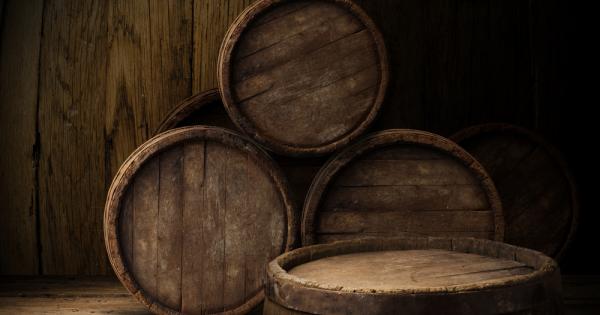 Седи един в бараката и вари ракия Отишъл да донесе