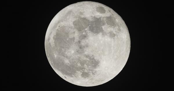 Въпреки наличието на руски и американски символи на повърхността на