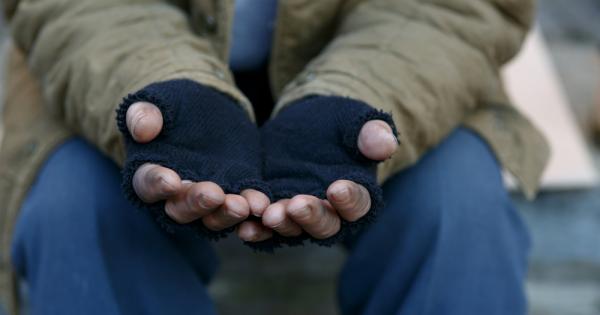 Един просяк седял край пътя повече от тридесет години Един