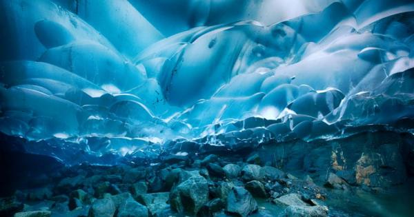 Дългият около 19 км глетчер Менденхол разположен на около двайсетина километра от