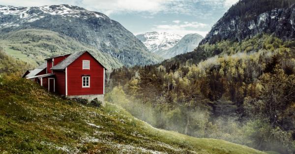 В къща сред хълмовете живееше една жена и нейният син