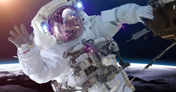 Обикновено пиенето на вода при микрогравитация е свързано с изсмукването