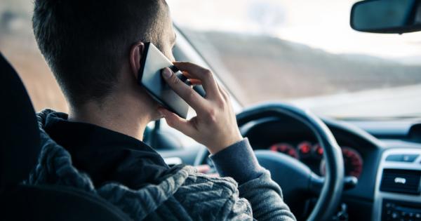 Законите забраняващи мобилните разговори в автомобили изпращането на текстови съобщения