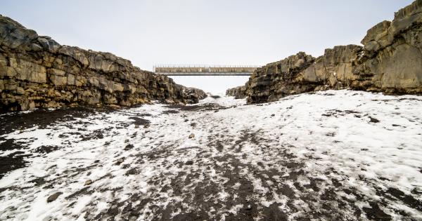 Исландия се намира на границата между два континентални плочи С