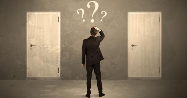 Затворени сте в стая с две врати Едната води към