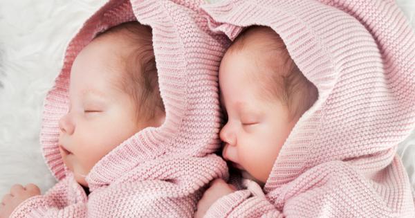 Две еднакви сестри близначки които живеят в два различни града в