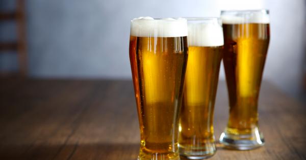 Мъж влязъл в един бар и си поръчал три бири