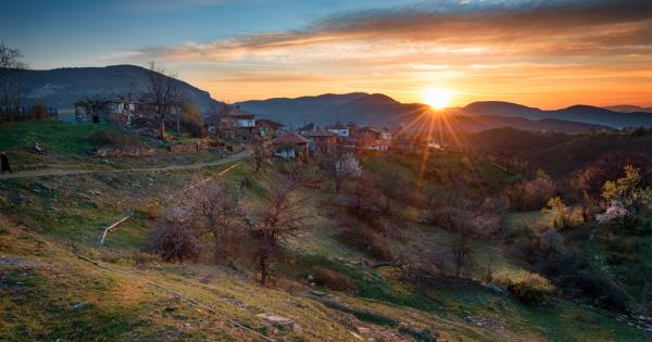 Скалният феномен Конската глава се намира срещу маданското село Лещак