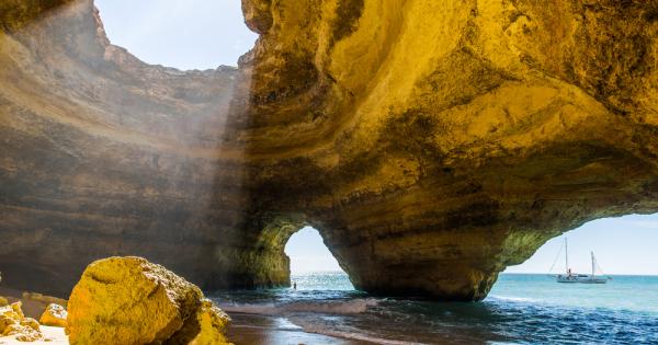 Морската пещера на Бенагил в Португалия е една от най красивите и фотографирани