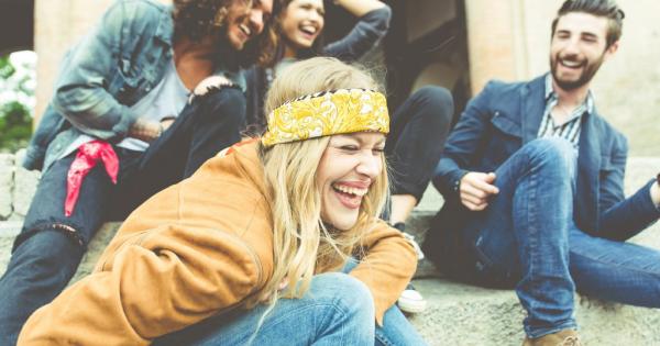 Съществуват хора които са вечно спокойни постоянно усмихнати позитивни Общуването