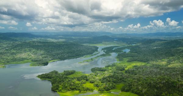 Панамският канал е изкуствено прокопан канал който пресича Панамския провлак