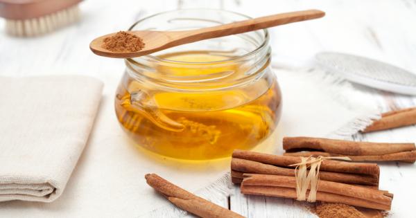 Медът и канелата са популярни продукти в индийската Аюрведа и традиционната