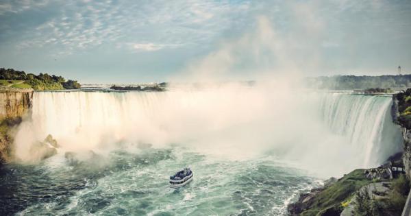 Днес мразовитото време в САЩ превърна Ниагарския водопад в ледена