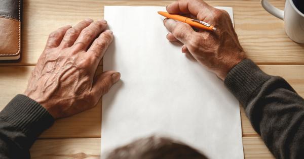 Възрастен мъж живеел сам Той искал да прекопае градината си