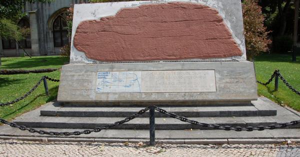 Дайтънската скала е 40 тонен камък разположен на бреговете на река