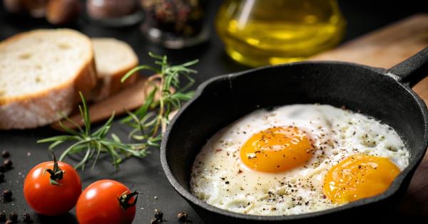 Жена пържи яйца за закуска Изведнъж в кухнята се втурва