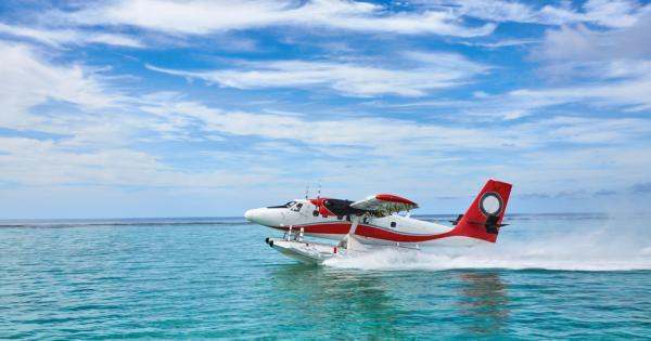 Анри Фабр осъществява първия успешен полет с хидроплан край Мартиг