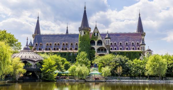 На 2 километра от Созопол навътре в сушата до село Равадиново