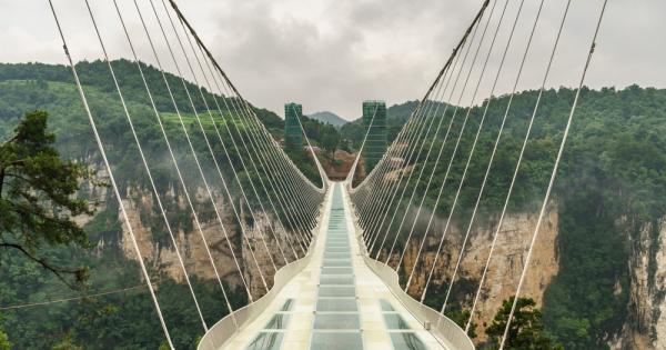 Най дългият стъклен мост в света се намира над големия каньон